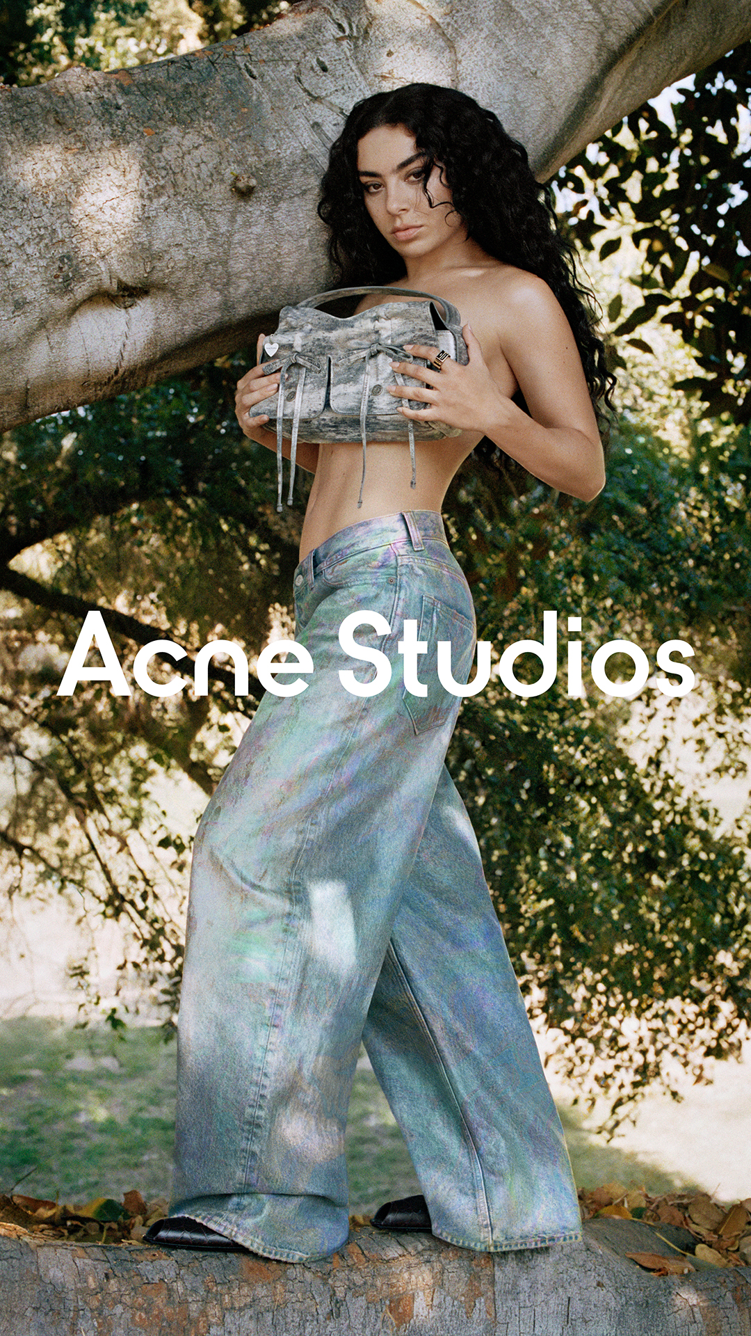 아크네 스튜디오가 아티스트 찰리 XCX와 함께한 캠페인을 공개했다.